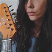 Lezioni di canto, iscritta al corso di canto jazz presso il Conservatorio D'Annunzio di Pescara. Estill Voice training livello1